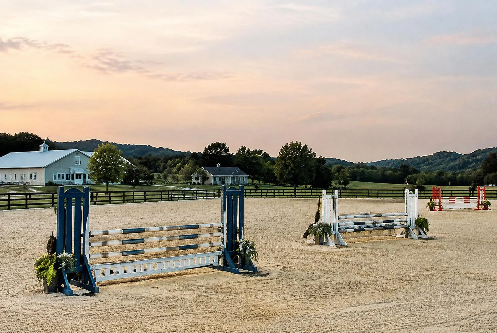 Ridebanen med springforhindringer i aftenlys